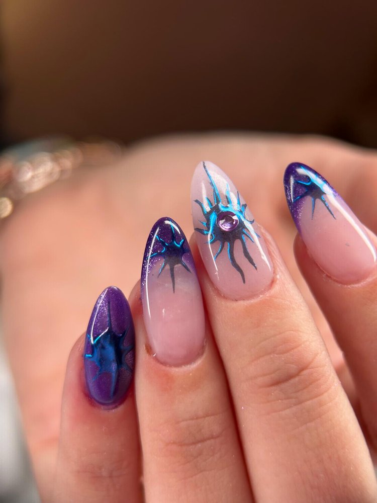 Pose de gel nail art toile bleu et violet réalisée à La Seyne-sur-Mer
