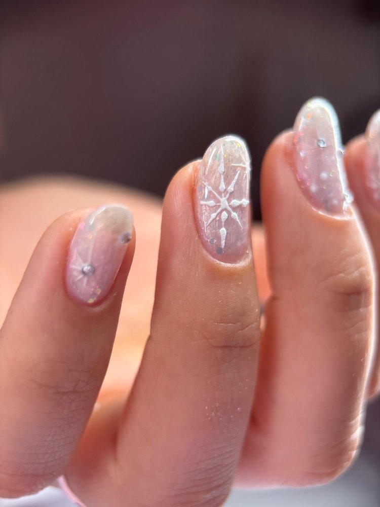 Pose de gel flocon pailleté blanc réalisée à La Seyne-sur-Mer