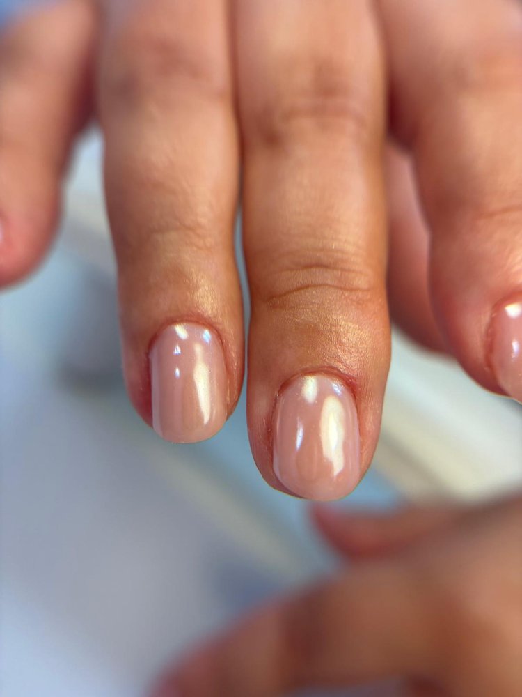 Pose de gel nude naturel réalisée à La Seyne-sur-Mer