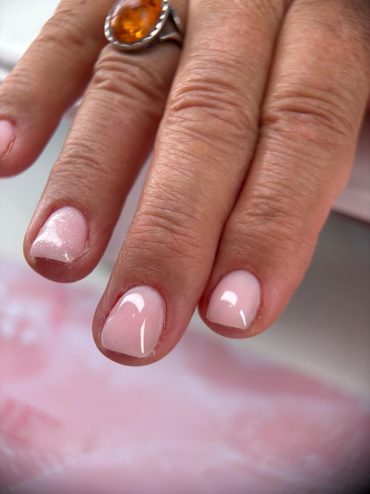 Pose de gel rose nacré réalisée à La Seyne-sur-Mer