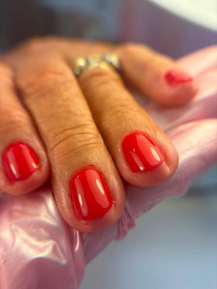 Pose de gel rouge glossy réalisée à La Seyne-sur-Mer