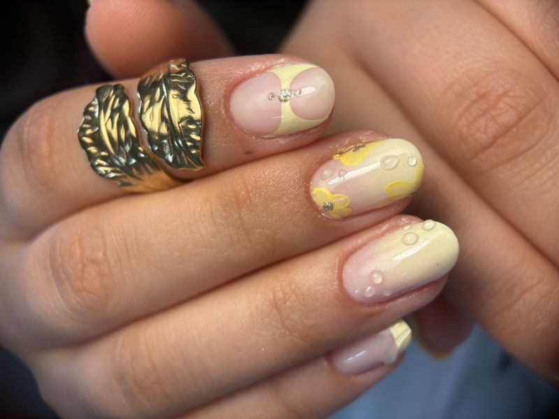 Nail art floral jaune