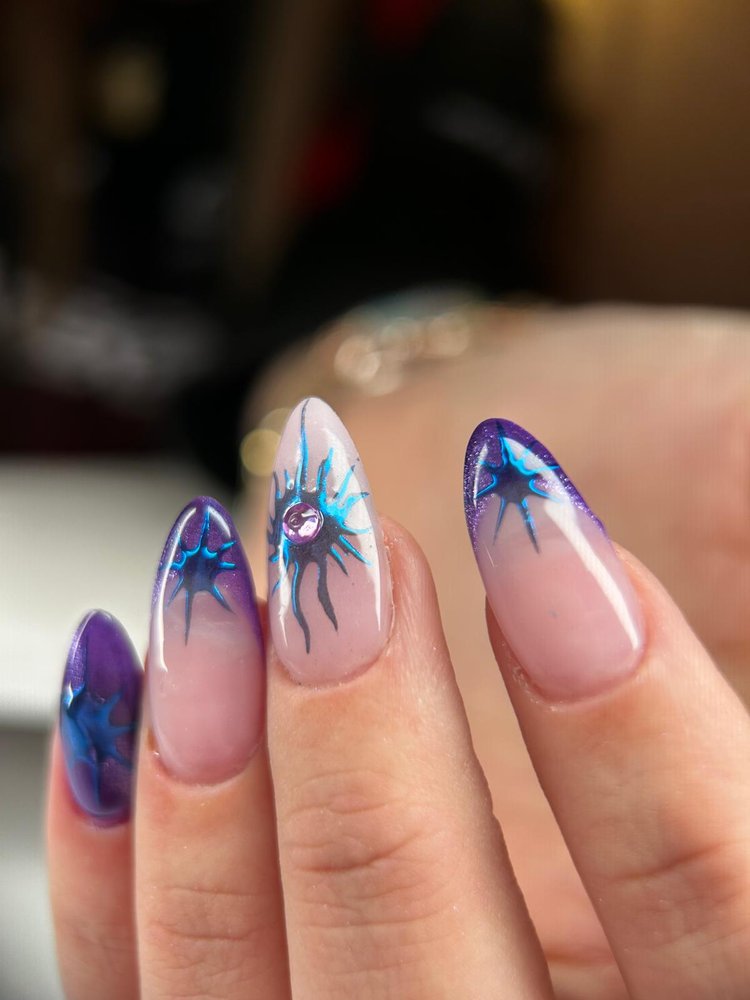 Nail art toile violette et bleue avec strass réalisé à La Seyne-sur-Mer