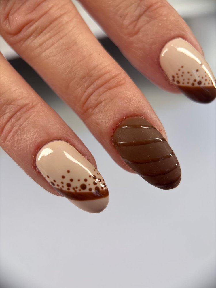 Nail art dégradé chocolat et pois réalisé à La Seyne-sur-Mer