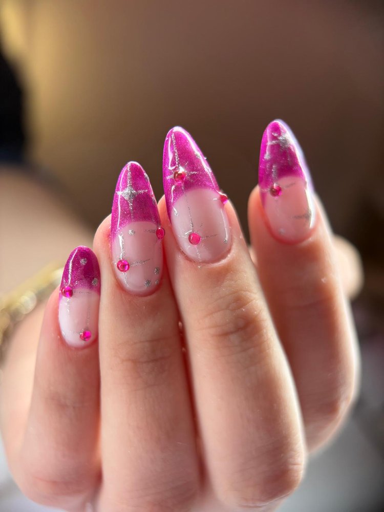 Nail art French rose fuchsia strass réalisé à La Seyne-sur-Mer