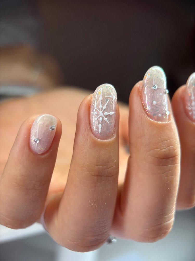 Nail art givré étoilé blanc réalisé à La Seyne-sur-Mer