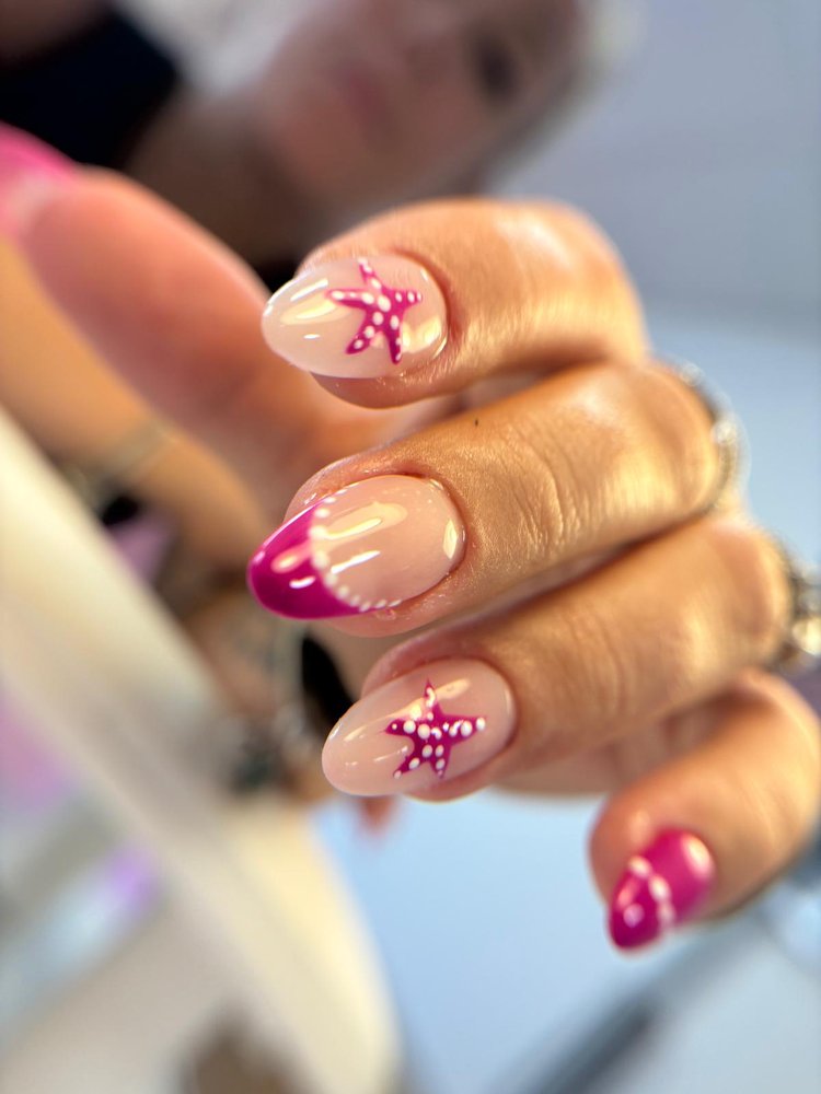 Nail art étoile de mer fuchsia réalisé à La Seyne-sur-Mer