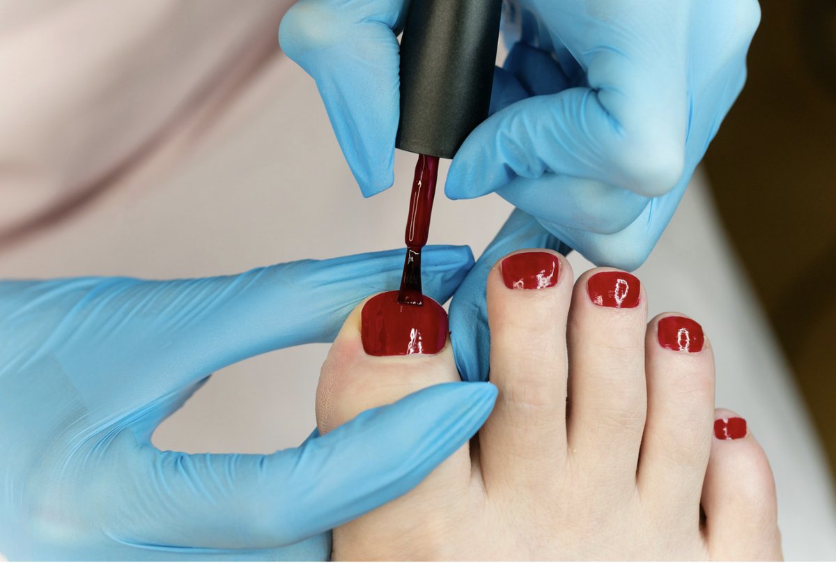 Pose semi-permanent orteils chez Nails of Lolotte La Seyne-sur-Mer