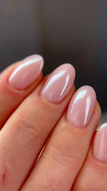 Semi-permanent rosé nacré réalisé à La Seyne-sur-Mer