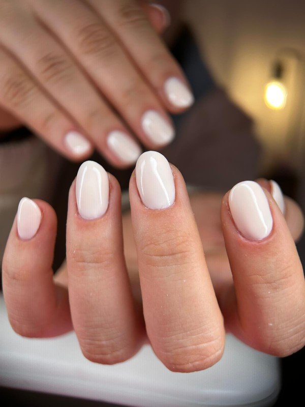 Semi-permanent blanc laiteux réalisé à La Seyne-sur-Mer